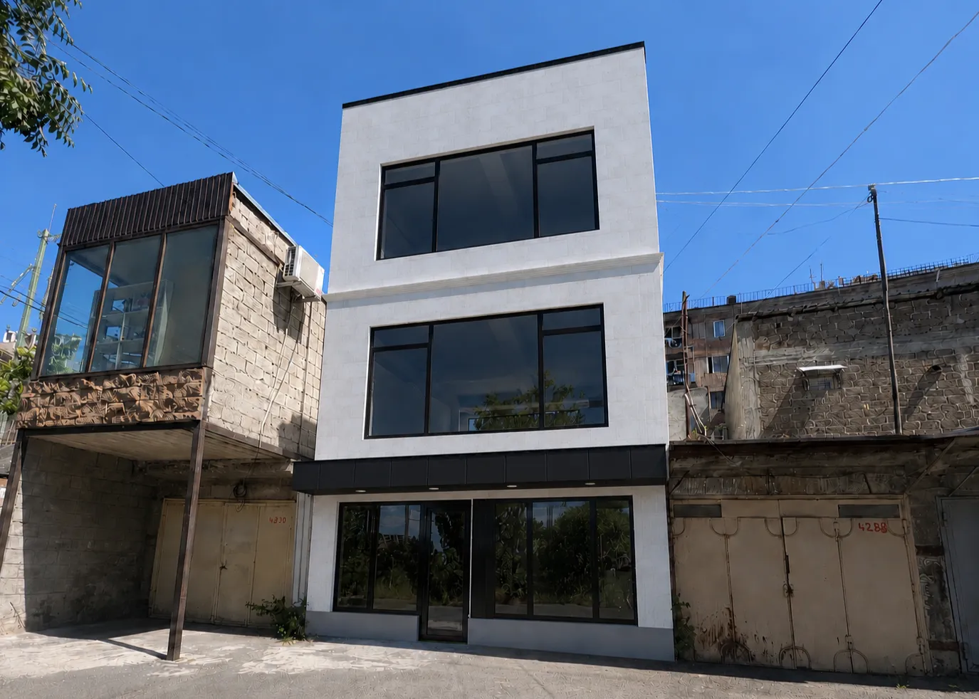Եռահարկ առևտրային շենք